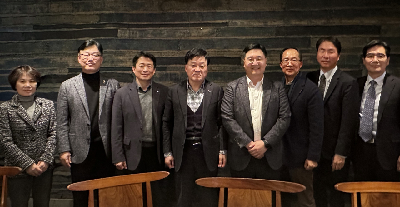 한국무역협회(KITA)가 16일(현지시각) 워싱턴 D.C.에서 개최한 한국 기업인 간담회에서 참석자들이 기념 촬영을 하고 있다. 서정란(왼쪽부터) 한국자동차모빌리티산업협회 상무, 박태성 한국배터리산업협회 부회장, 박현우 한국항공우주(KAI) 법인장, 정만기 한국무역협회 부회장, 변영만 한국철강협회 부회장, 도한의 포스코 법인장, 손용 현대차 상무, 김민석 한국항공우주산업진흥협회 부회장. [한국무역협회 제공]