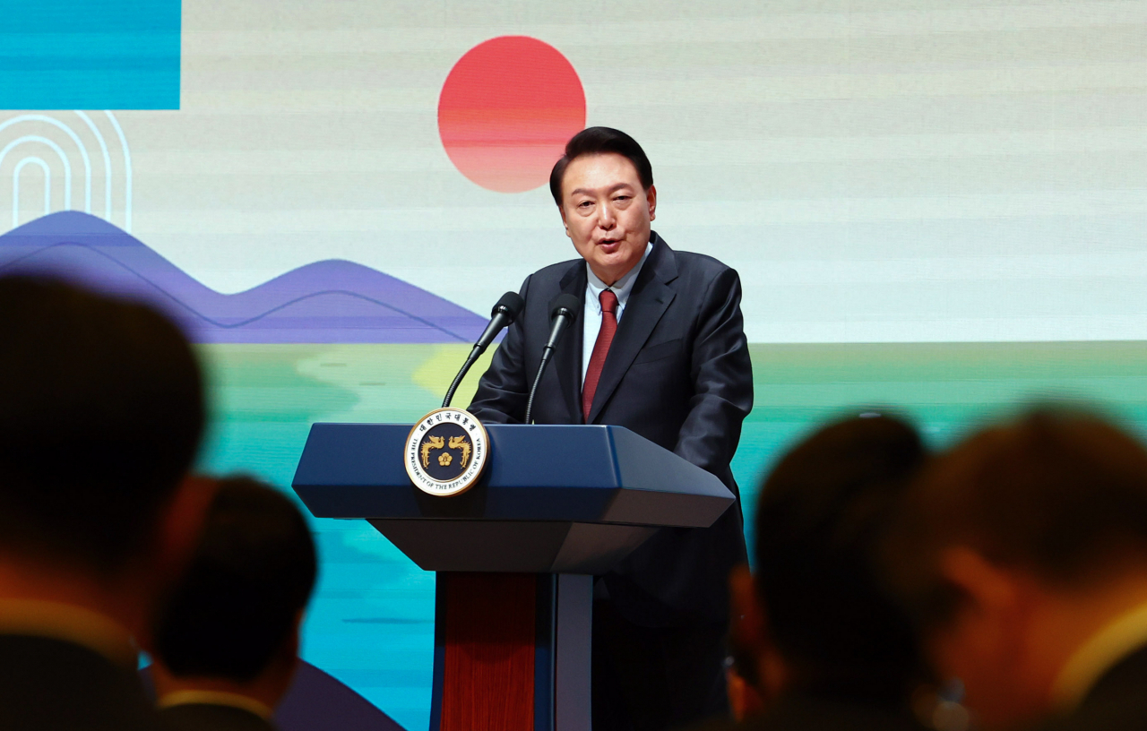 윤석열 대통령이 17일 서울 중구 대한상공회의소에서 열린 2024년 교육계 신년교례회에서 인사말을 하고 있다. [연합]