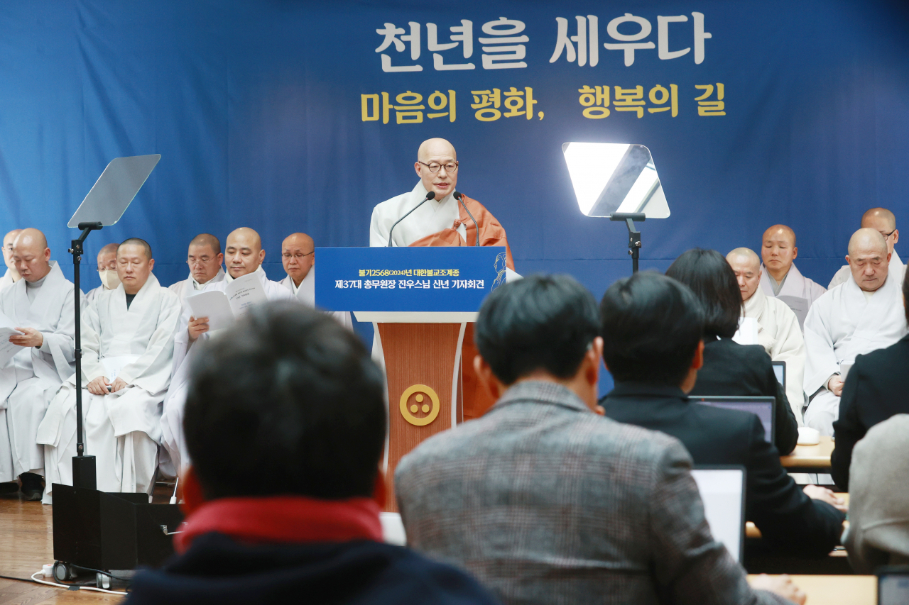 대한불교조계종 총무원장 진우스님이 17일 오후 서울 종로구 한국불교역사문화기념관에서 신년 기자회견을 하고 있다. [연합]
