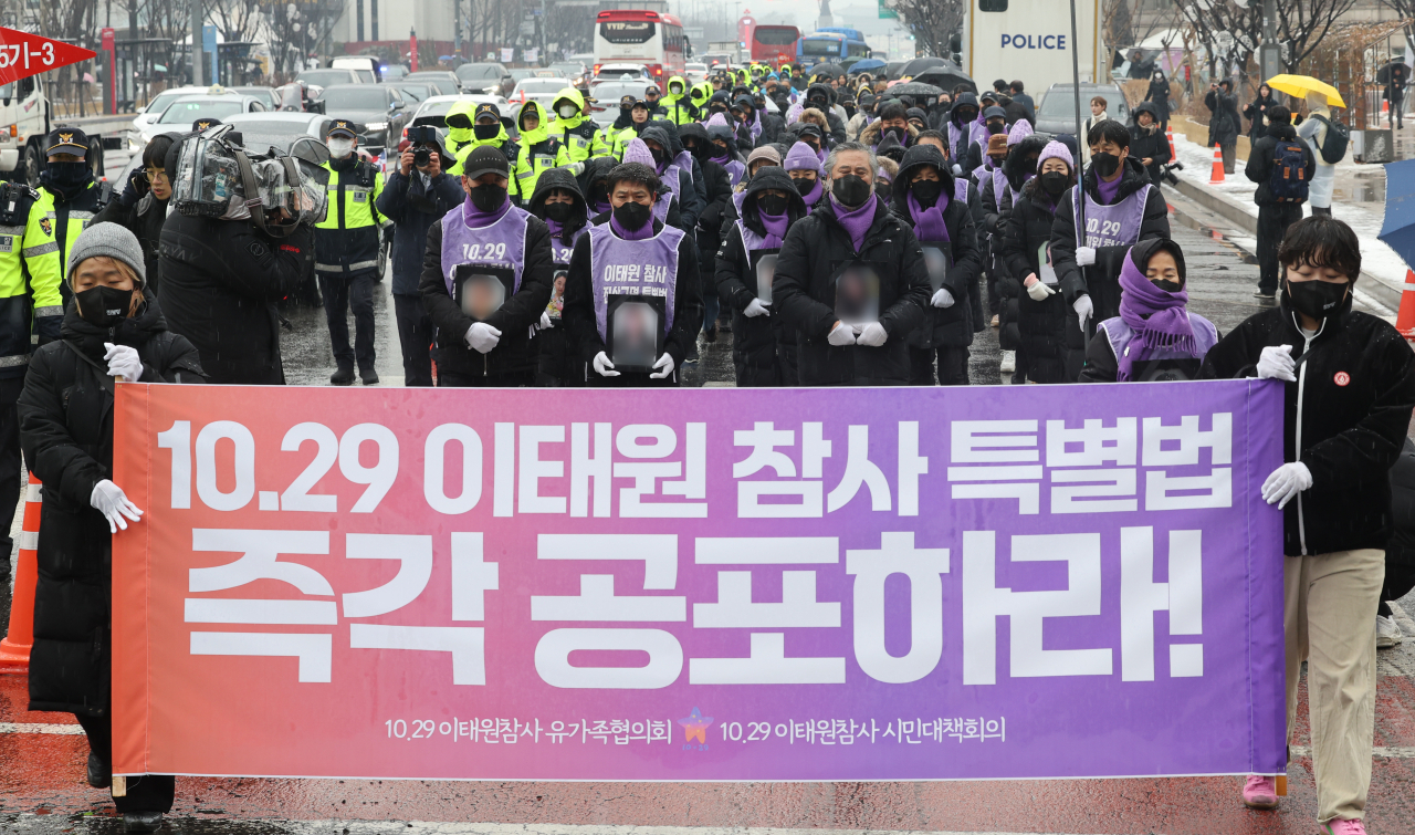 10·29 이태원참사 유가족협의회와 시민대책회의가 17일 오후 서울 중구 서울광장 합동분향소에서 연 '이태원 참사 유가족 침묵의 영정 행진'에서 참가자들이 영정을 들고 대통령실 방향으로 행진하고 있다. 이들은 이태원 참사 특별법의 신속한 공포와 독립적 조사기구 설립을 촉구했다. [연합]
