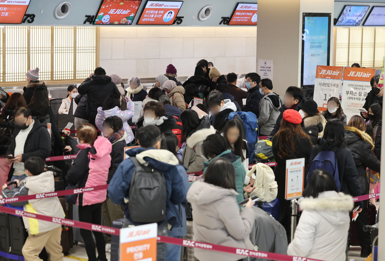 크리스마스 연휴를 앞둔 21일 오후 서울 강서구 김포공항 국내선 탑승수속장이 여행객 등으로 붐비고 있다. 기사 내용과는 무관. [연합]