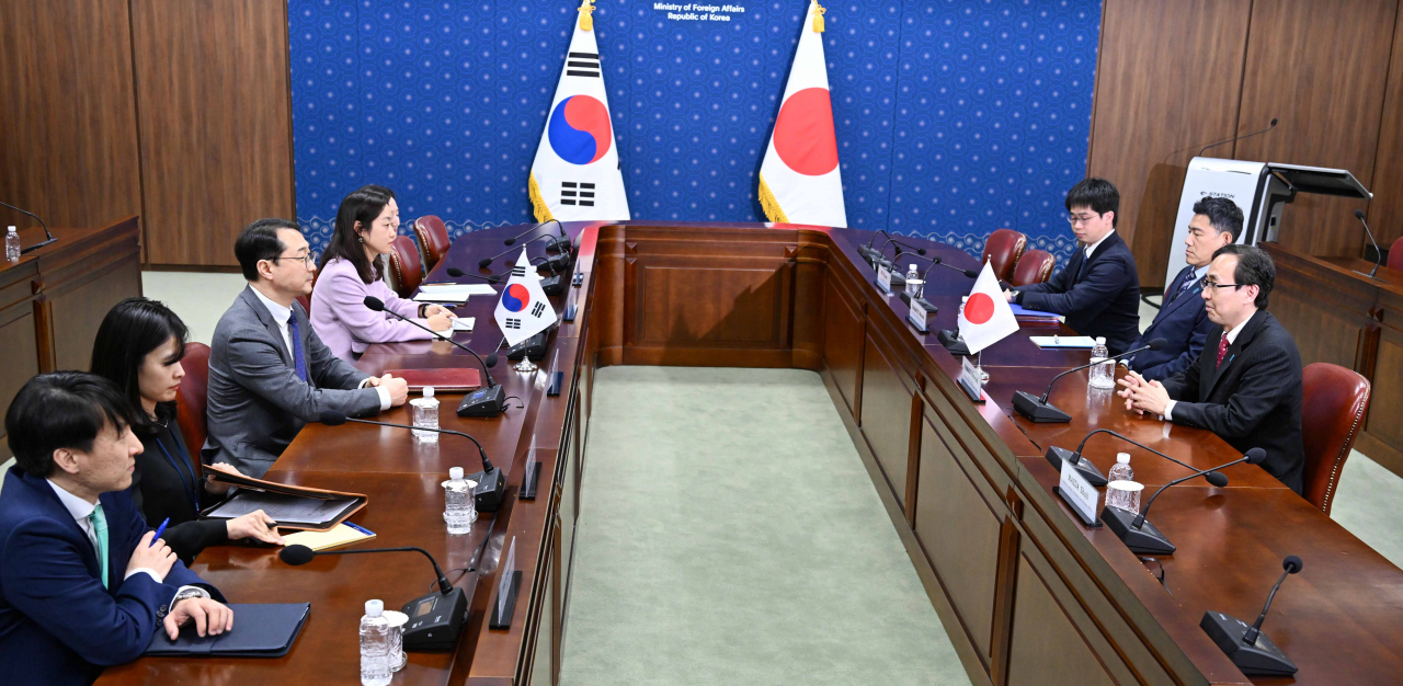 김건 한반도평화교섭본부장(왼쪽 가운데)이 나마즈 히로유키(鯰博行) 일본 북핵수석대표와 17일 오후 서울 종로구 외교부 청사에서 양자 협의를 했다. [외교부 제공]