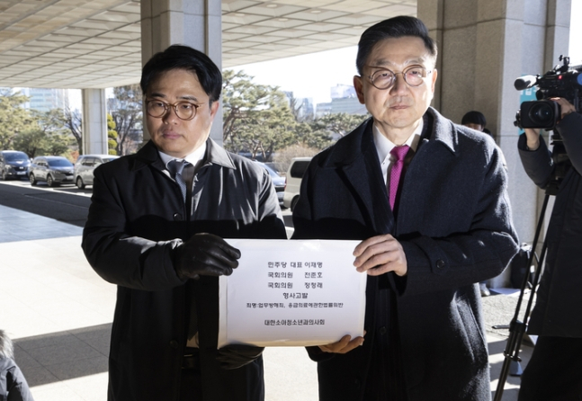 임현택(왼쪽) 대한소아청소년과의사회장과 변성윤 평택시의사회장이 지난 8일 오전 서초구 서울중앙지검 앞에서 더불어민주당 이재명 대표의 헬기 이송과 관련한 고발장을 접수하고 있다. [연합]
