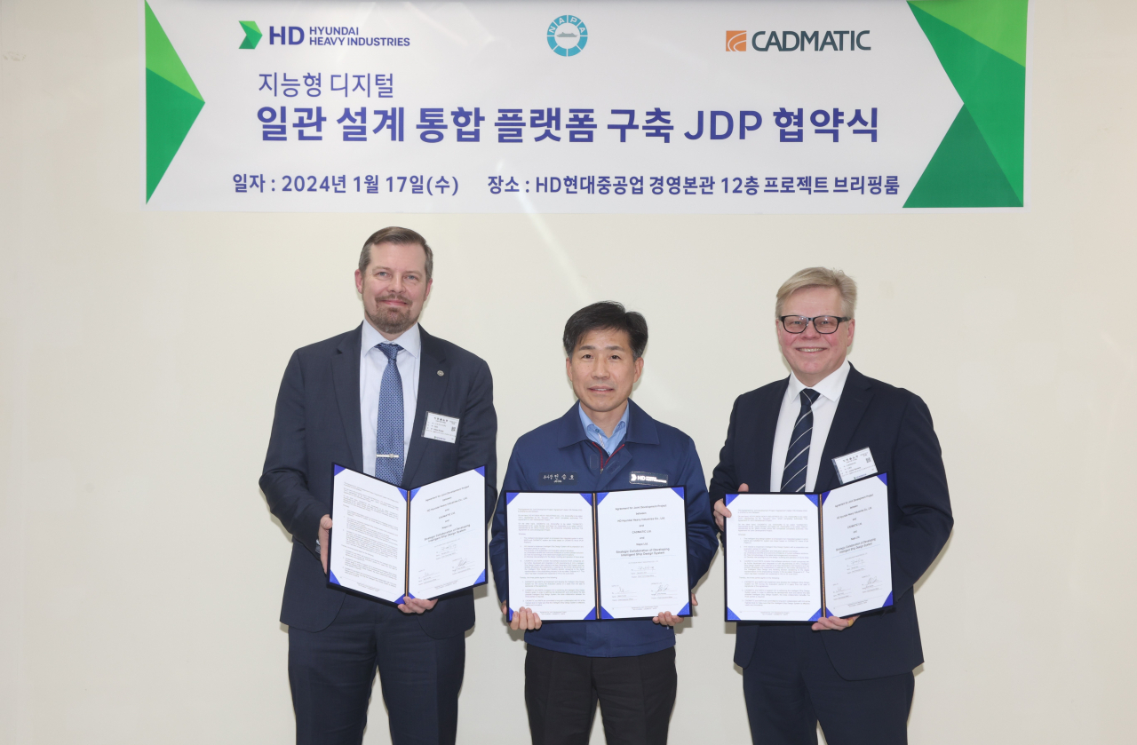 전승호(가운데) HD현대중공업 기술본부장과 미코 쿠오사(왼쪽) 나파 최고경영자(CEO), 유카 란탈라 캐드매틱 CEO가 17일 차세대 선박 설계 플랫폼 공동개발프로젝트(JDP) 협약을 체결한 뒤 기념촬영을 하고 있다. [HD현대중공업 제공]