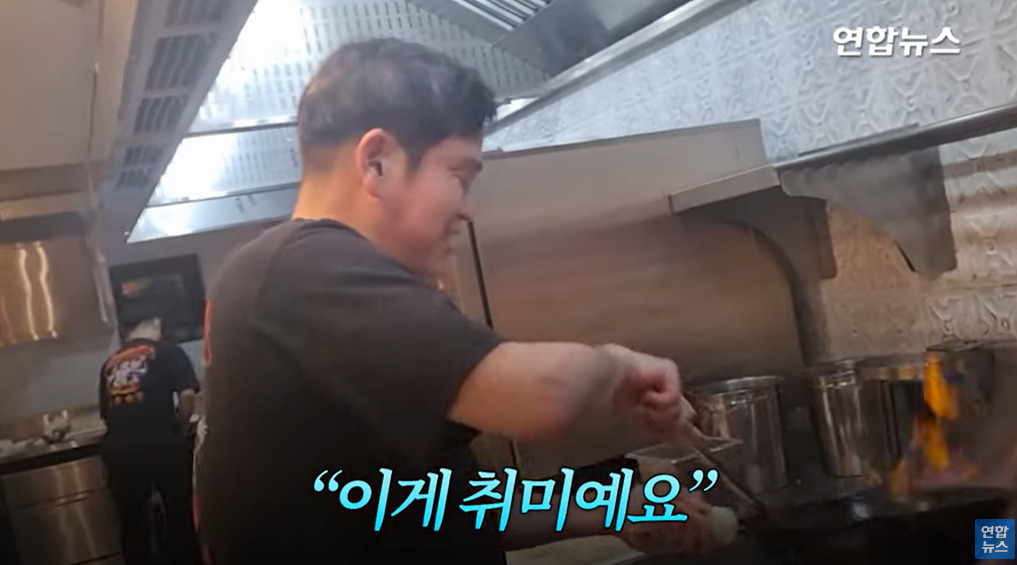 웍을 들고 요리하는 정용진 신세계 부회장의 모습 [연합뉴스 영상 캡처]