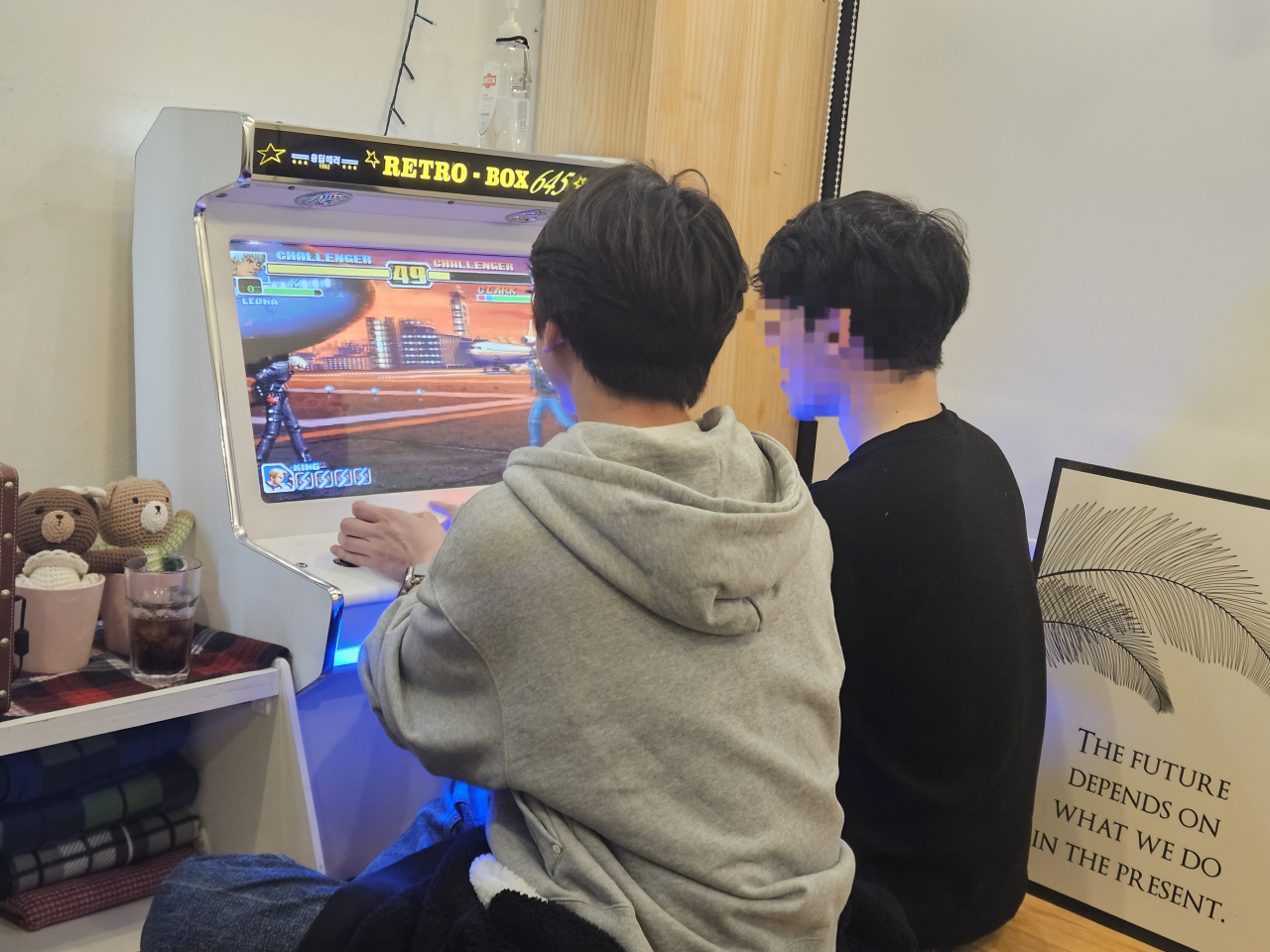 서울 성동구에 위치한 ‘레트로 오락실’에서 ‘킹오브파이터즈’를 즐기고 있는 청년들. 김용재 기자