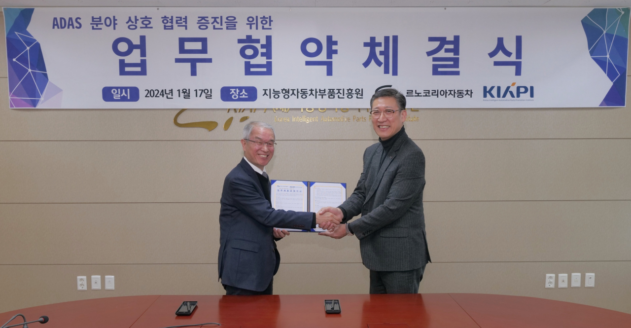 최성규 르노코리아자동차 연구소장(오른쪽)과 성명호 지능형자동차부품진흥원 원장이 자율주행 및 첨단운전자보조시스템(ADAS) 관련 공동 개발을 위한 업무협약을 체결하고 기념 촬영을 하고 있다. [르노코리아자동차 제공]