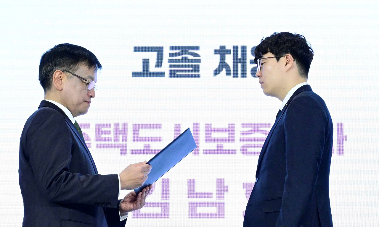 2023년 공공기관 입사수기 공모전 시상식에서 HUG 서울북부관리센터 김남호 주임이 최상목 부총리 겸 기획재정부 장관에게 최우수상을 받고 있다. [주택도시보증공사]
