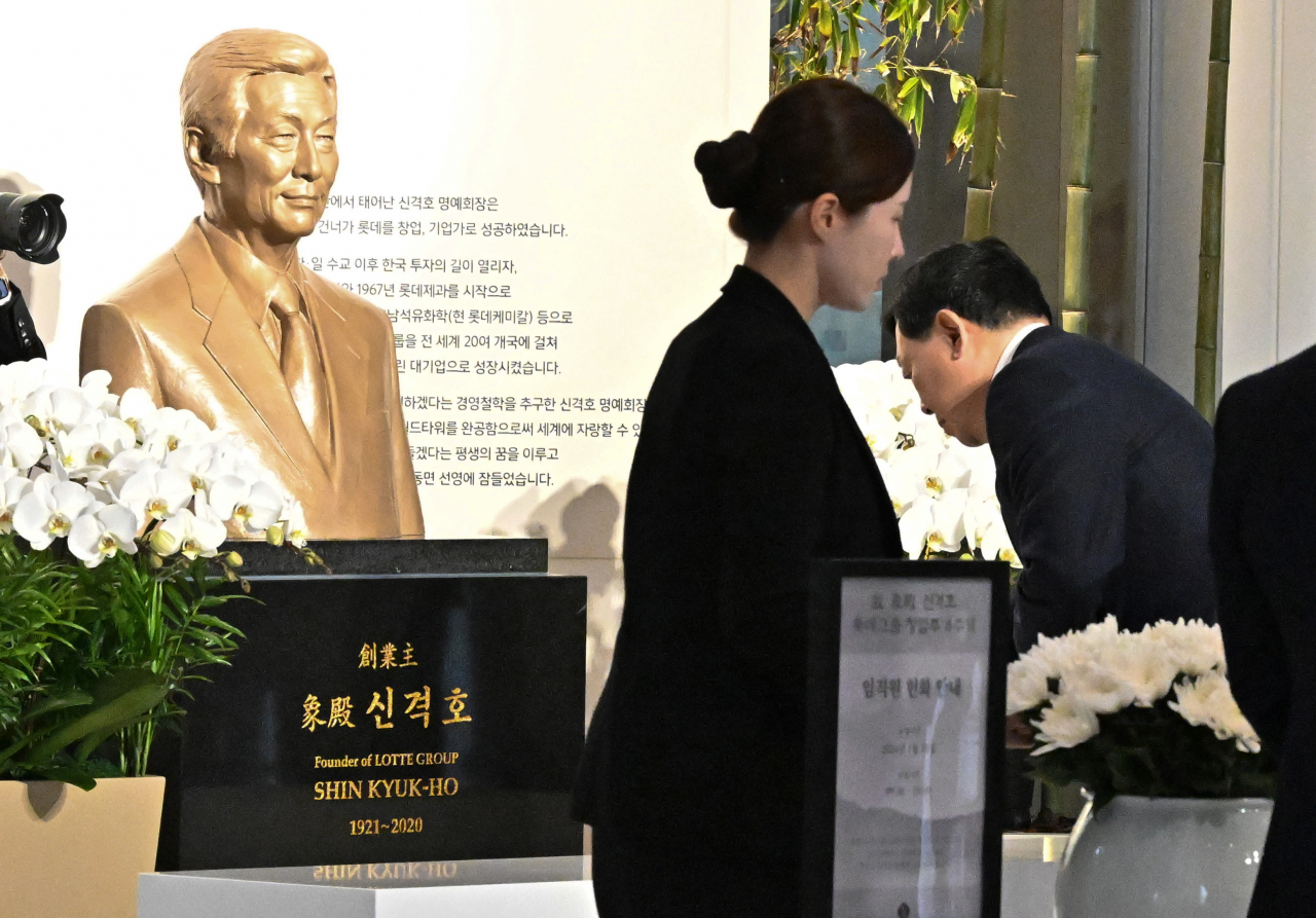 신동빈 롯데그룹 회장이 18일 서울 송파구 롯데월드타워에서 진행된 신격호 창업주 4주기 임직원 추도행사에 참석해 흉상에 헌화하고 있다. 임세준 기자