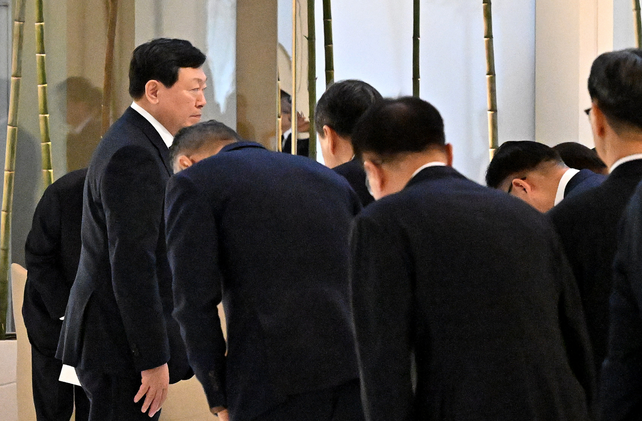신동빈(왼쪽) 롯데그룹 회장이 18일 서울 송파구 롯데월드타워에서 진행된 신격호 창업주 4주기 임직원 추도행사 참석하고 있다. 임세준 기자