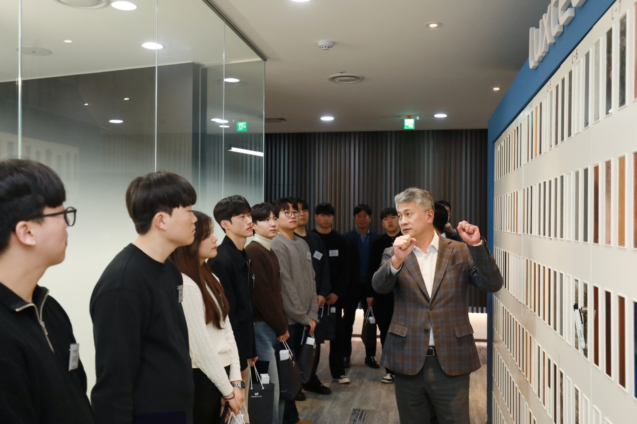장세욱(사진 오른쪽) 송원문화재단 이사장이 제21기 송원장학생들과 함께 동국제강그룹 본사를 견학하는 모습. [동국제강 제공]