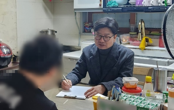 광명시 주거복지센터 담당자가 주거복지서비스가 필요한 대상자 가정을 방문해 상담하고 있다.[광명시 제공]