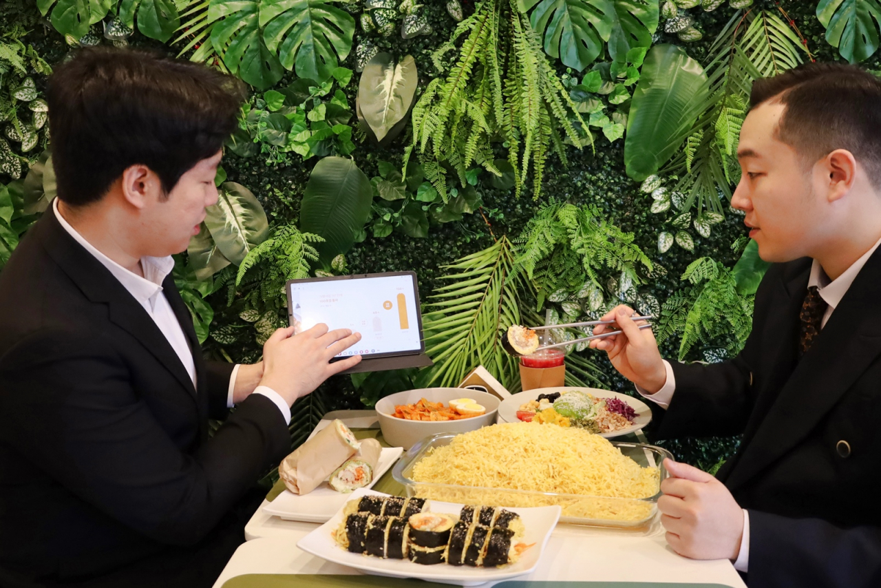 삼성웰스토리와 헬키푸키 담당자가 메뉴 개발에 대한 컨설팅을 진행하고 있다. [삼성웰스토리 제공]