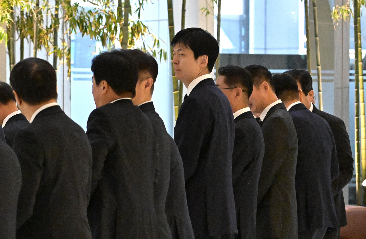 신유열(왼쪽 네번째) 롯데지주 미래성장실장이 18일 서울 송파구 롯데월드타워에서 진행된 신격호 창업주 4주기 임직원 추도행사에 참석하고 있다. 임세준 기자