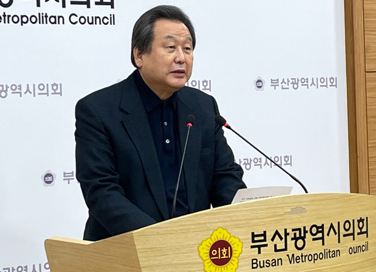 국민의힘 전신인 새누리당 대표를 지낸 김무성 전 의원이 15일 부산시의회에서 제22대 총선 출마 선언을 하고 있다. [연합]