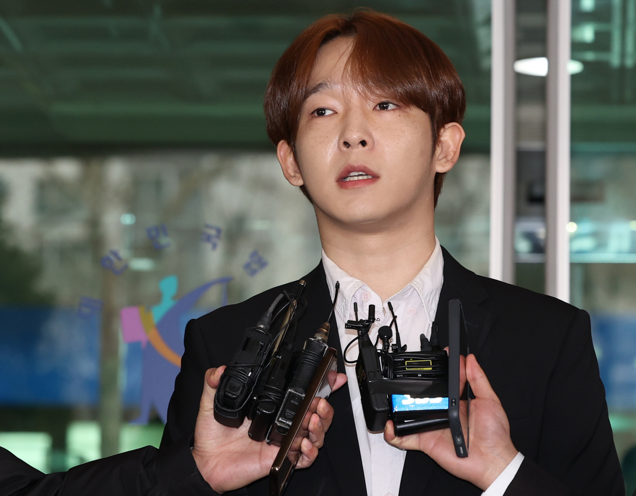 가수 남태현이 18일 오전 서울 마포구 서부지법에서 열린 필로폰 매수·투약한 혐의 관련 선고기일을 마친 뒤 법원을 나서며 취재진의 질문에 답하고 있다. [연합]