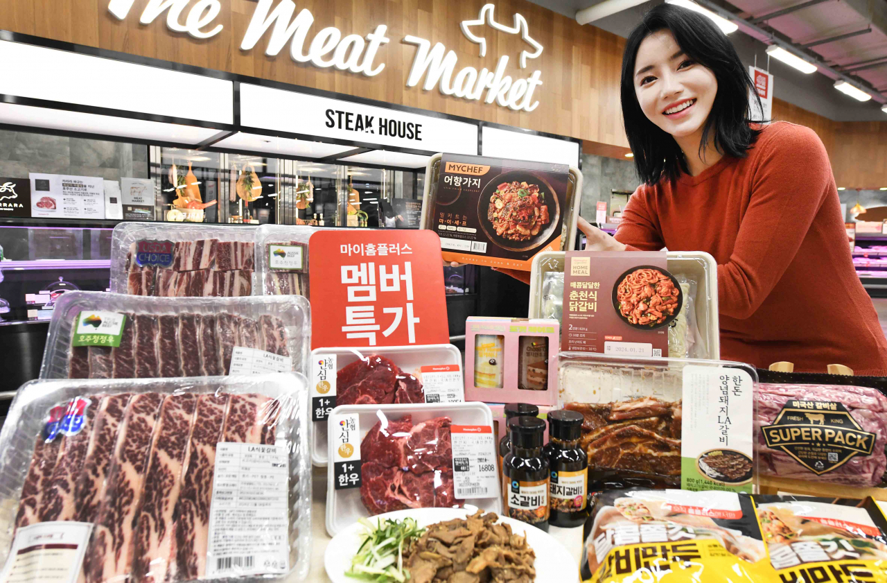 18일 서울 강서구 홈플러스 메가푸드마켓 강서점에서 모델이 '갈비 유니버스' 행사를 소개하고 있다. [연합]