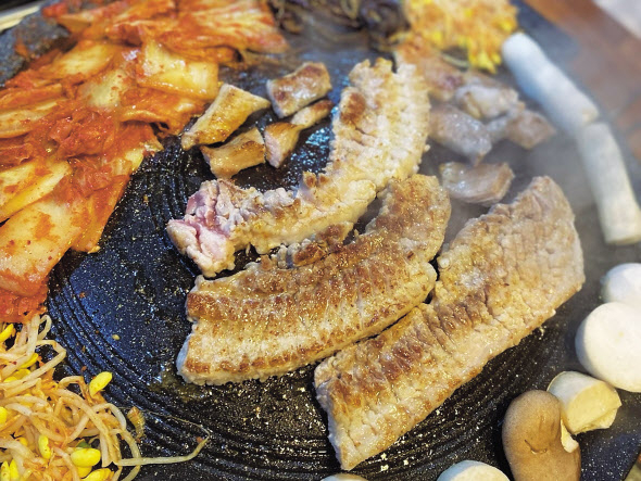 직장인 오모 씨가 주문한 삼겹살 3인분. 1인분(150g) 가격은 1만3000원이다. [독자제공]