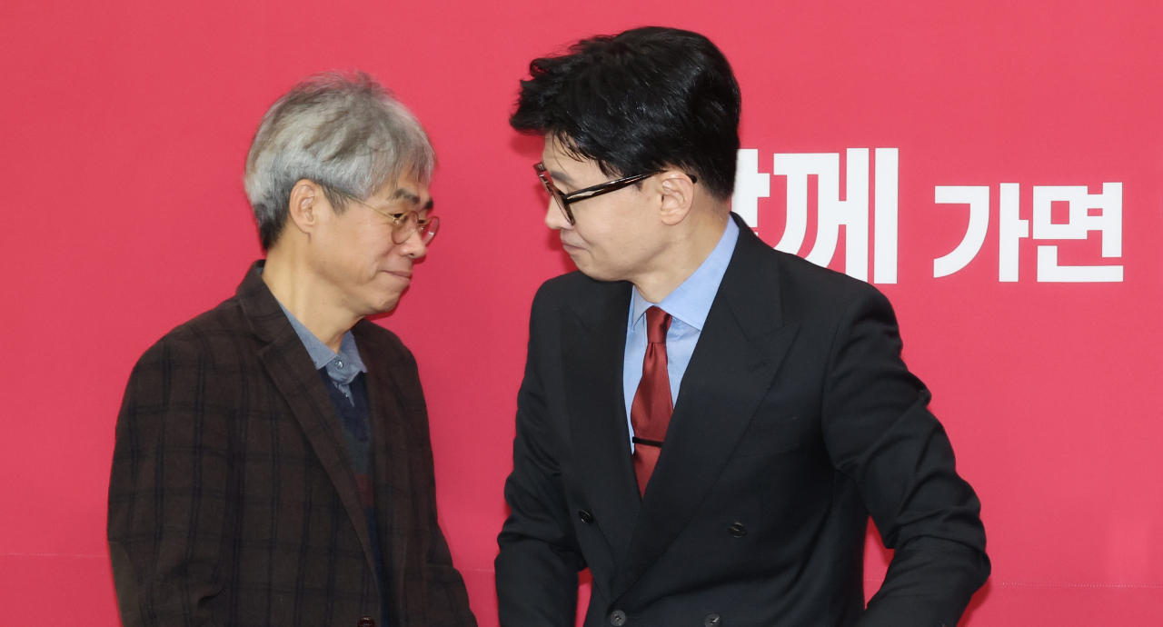 한동훈 국민의힘 비상대책위원장이 18일 국회에서 열린 비대위 회의에 참석하고 있다. 왼쪽은 김경율 위원. [연합]