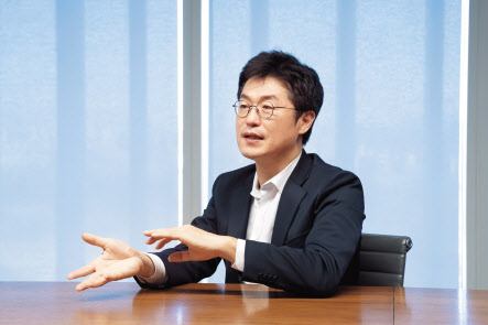 서용태 삼일PwC 파트너(위쪽)와 한정탁 삼일PwC 파트너가 올 초 설립한 에너지트랜지션센터과 에너지 전환 관련 사업 기회에 대해 소개하고 있다. [삼일PwC 제공]