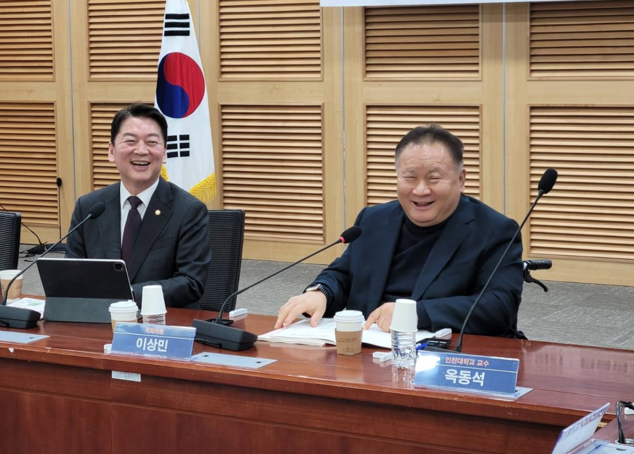 안철수 국민의힘 의원(왼쪽)과 이상민 국민의힘 의원이 18일 오전 국회의원회관 제2세미나실에서 열린 ‘급증하는 국가부채의 진단과 해법’ 토론회에 참석하고 있다. [안철수 의원실 제공]