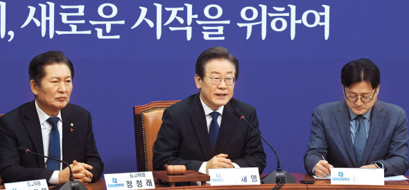 총선을 앞두고 여야간 공천·공약 경쟁이 본격화됐다. 한동훈 국민의힘 비상대책위원장은 18일 국회에서 열린 비상대책위 회의에서 정치인의 출판기념회 등을 통한 정치자금 수수를 금지하는 법안을 추진하겠다고 밝혔다(위쪽 사진). 이재명 더불어민주당 대표는 17일 국회에서 열린 최고위원회의에서 이번 총선을 권력심판으로 규정하고 공정한 공천을 하겠다고 밝혔다. 이상섭 기자