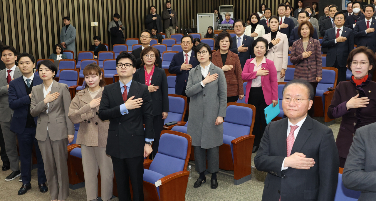 18일 국회에서 열린 국민의힘 의원총회에서 한동훈 비대위원장과 윤재옥 원내대표 등이 국민의례를 하고 있다. [연합]