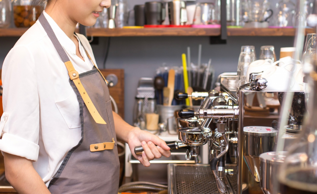 카페 알바생이 음료 멋대로 마시고 퇴근할땐 테이크아웃…너무 당당해” - 헤럴드경제