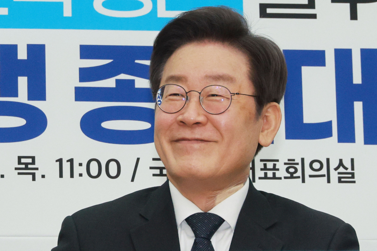 이재명 더불어민주당 대표가 18일 국회에서 열린 대한민국 생존을 위한 저출생 종합대책에서 환하게 웃고 있다. [연합]
