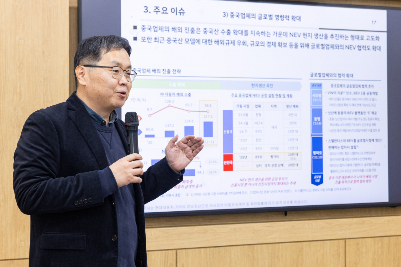 양진수 현대자동차그룹 경제산업연구센터 자동차산업연구실장(상무)이 18일 서울 양재동 현대차·기아 본사에서 열린 신년 세미나에서 자동차 시장 전망을 발표하고 있다. [한국자동차기자협회 제공]