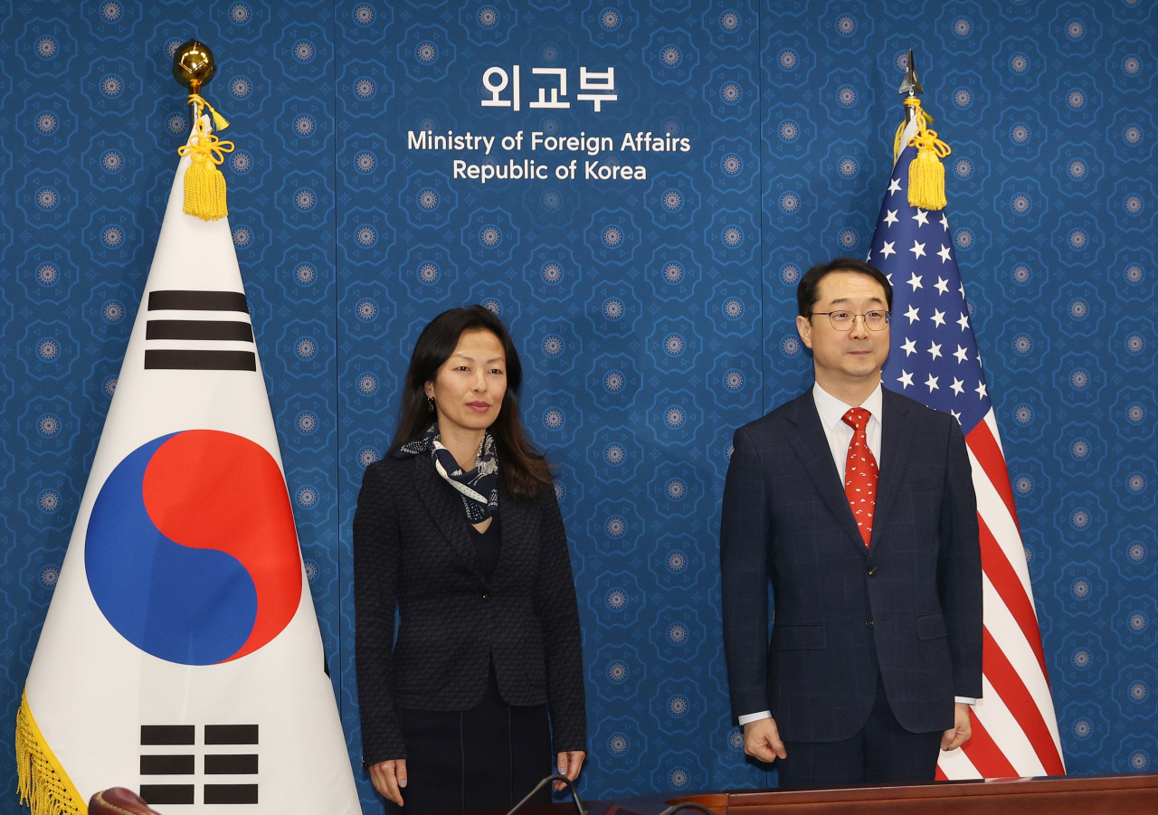 우리 측 북핵 수석대표인 김건 외교부 한반도 평화 교섭본부장(오른쪽)과 미국 측 수석대표인 정 박 미국 국무부 대북고위관리가 18일 오전 서울 종로구 외교부에서 열린 양자 협의에 앞서 기념 촬영하고 있다. [연합]