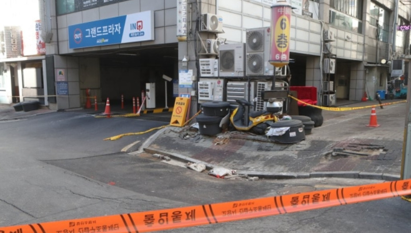 마두역 앞 7층 짜리 상가건물 '그랜드프라자' 주변 지반이 내려앉은 모습. [연합뉴스]