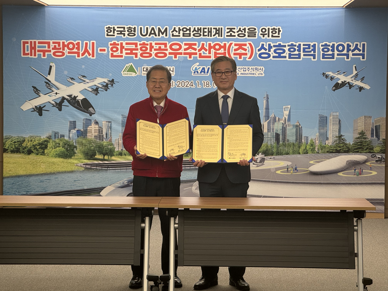 강구영 한국항공우주산업(KAI) 사장(오른쪽)과 홍준표 대구시장이 한국형 AAM 산업생태계 조성을 위한 상호협력 업무협약(MOU)을 체결하고 기념촬영을 하고 있다. [KAI 제공]