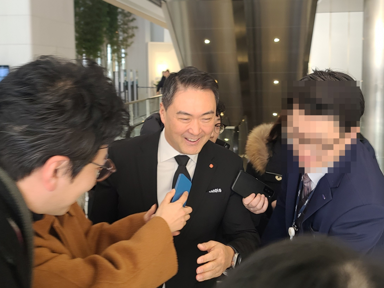 강성현 롯데마트 대표가 18일 오후 롯데 VCM(옛 사장단회의) 회의 장소로 향하는 길에 취재진을 만나고 있다. [공동취재단]