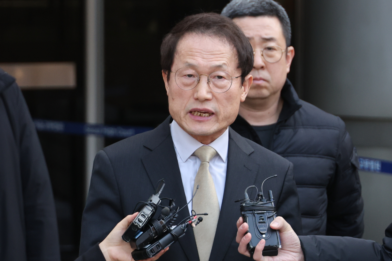 해직 교사를 부당하게 특별채용하도록 지시한 혐의로 기소된 조희연 서울시교육감이 18일 오후 서울 서초구 서울고등법원에서 열린 항소심에서 징역형의 집행유예를 선고받은 뒤 나와 취재진의 질문에 답하고 있다. [연합]