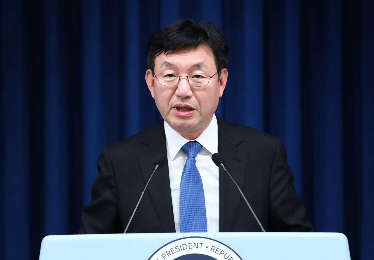 성태윤 대통령실 정책실장이 18일 서울 용산 대통령실 청사에서 브리핑하고 있다. [연합]