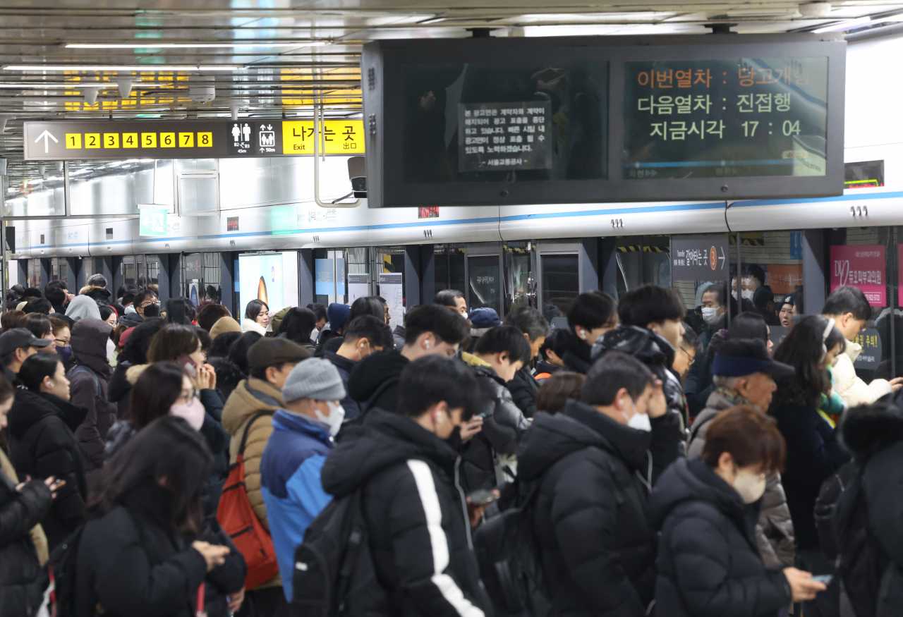 Passengers wait to board the subway at Line No. 4's Chungmuro Station on Jan. 9. (Yonhap)
