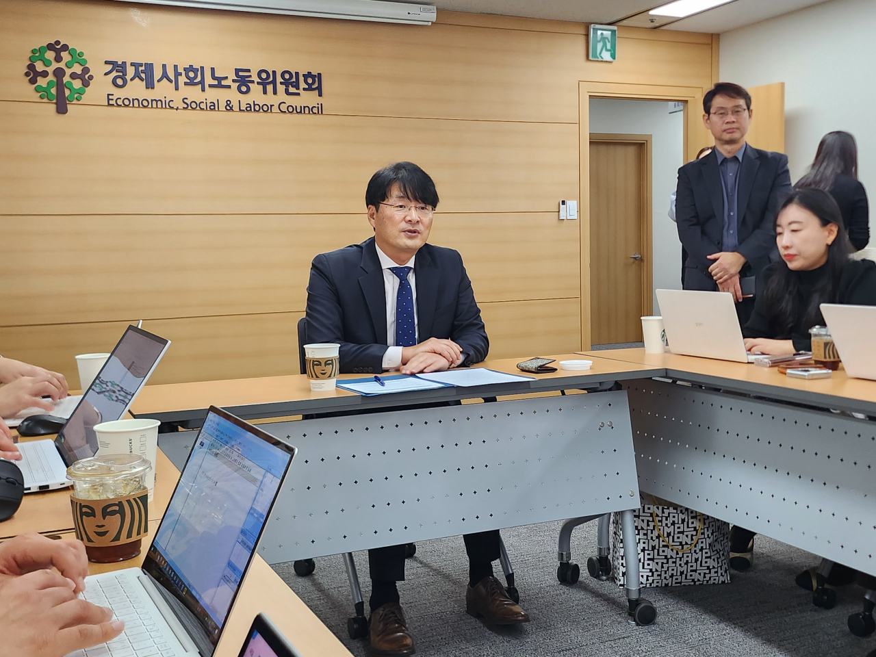 김덕호 경제사회노동위원회 상임위원이 18일 서울시 종로구 새문안로 경사노위에서 기자간담회를 열고 기자들의 질문에 답변하고 있다. [고용노동부 기자단 제공]