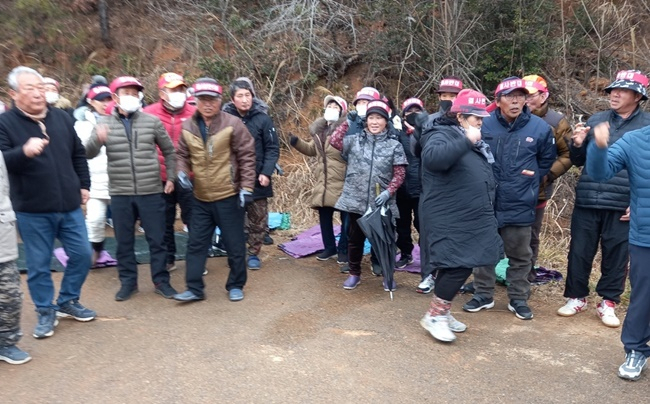 고흥군 풍양면 매곡리 주민 80여명이 17일 산업폐기물 소각장 건립 계획을 반대하고 있다. [주민 제공]
