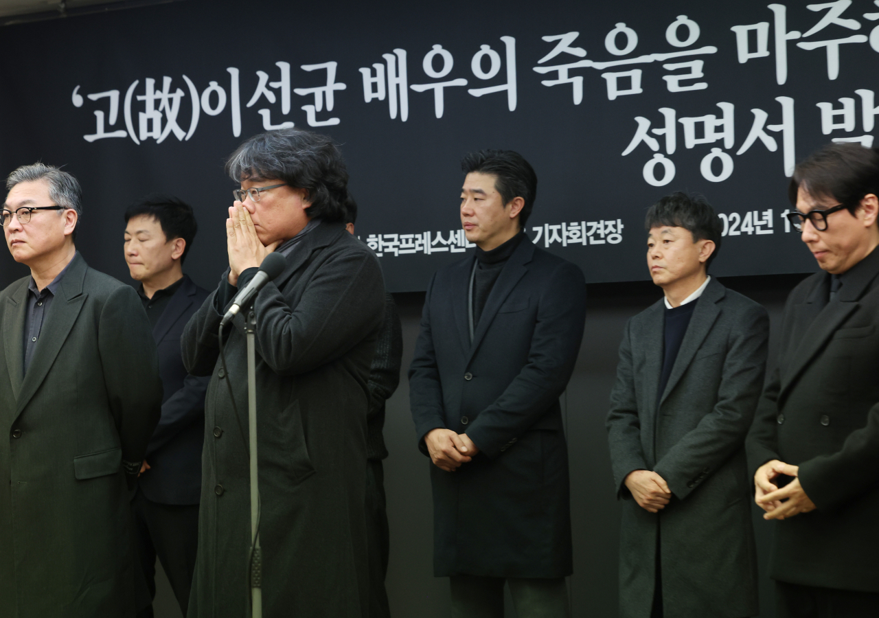 12일 오전 서울 중구 프레스센터에서 열린 '고(故)이선균 배우의 죽음을 마주하는 문화예술인들의 요구' 성명 발표에서 봉준호 감독, 장항준 감독, 이원태 감독, 가수 윤종신, 배우 김의성, 최덕문 등 대중 문화예술인들이 참석하고 있다. [연합]