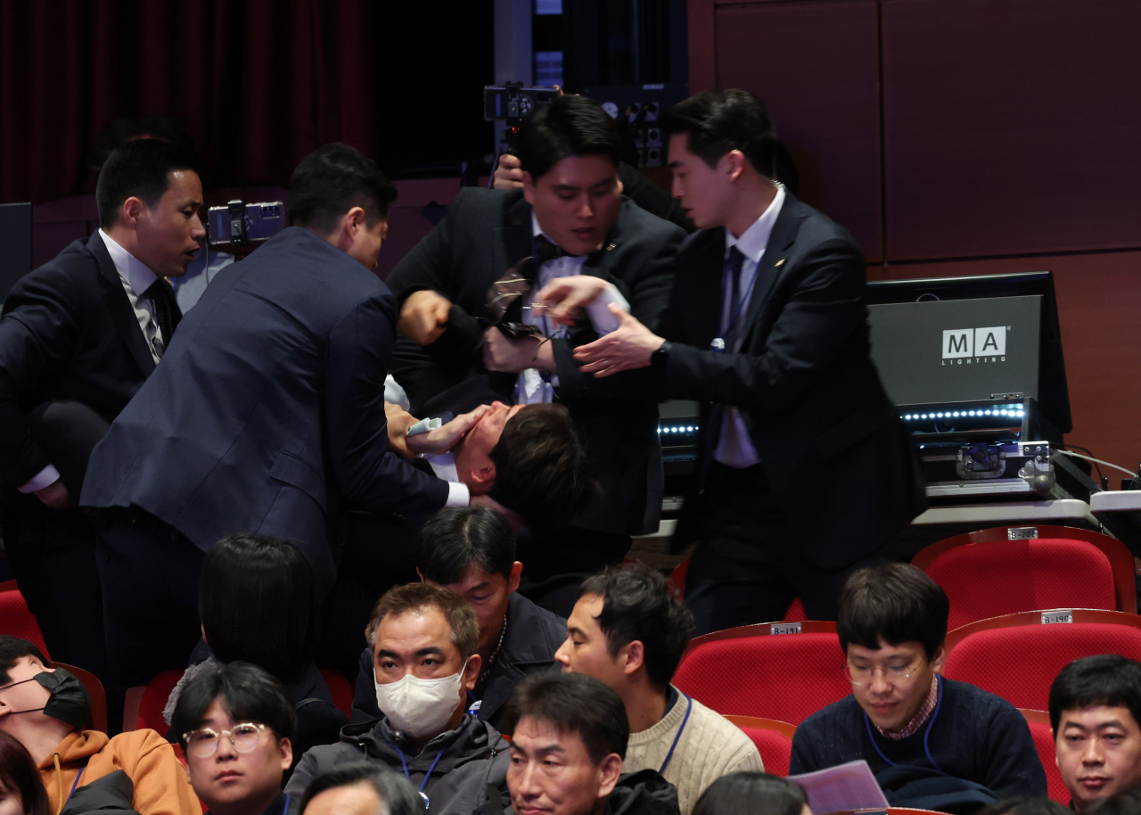 This shows a photo of Jinbo Party lawmaker Rep. Kang Sung-hee being dragged out of Moak Hall at Sori Arts Center in Jeonju, Jeonbuk State, during the ceremony to celebrate the promotion of North Jeolla Province to Jeonbuk State, on Thursday, (Yonhap)