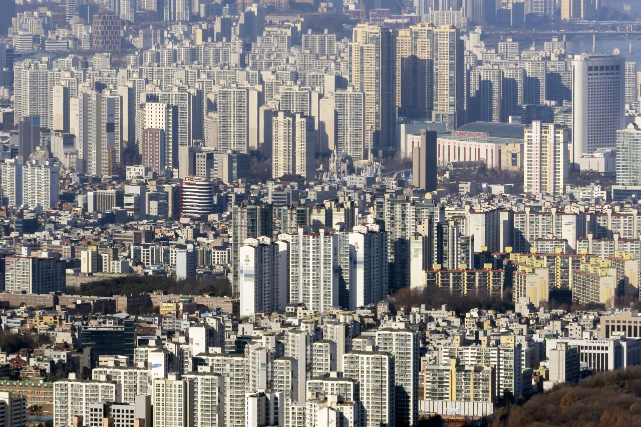 경기도 광주시 남한산성에 본 서울의 아파트 단지 모습. [연합]
