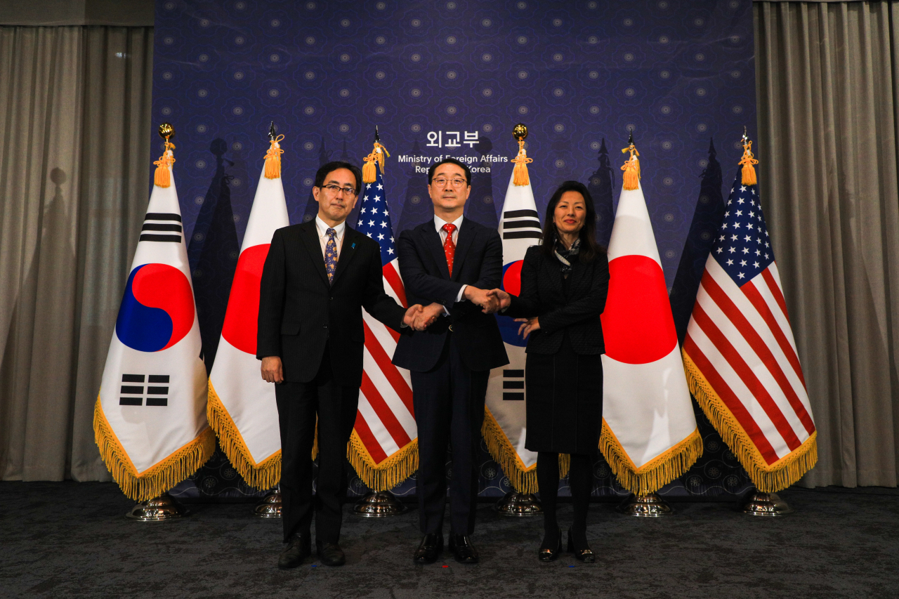 우리 측 북핵 수석대표인 김건 외교부 한반도 평화 교섭본부장(가운데)과 미국 측 수석대표인 정 박 미국 국무부 대북고위관리(오른쪽), 일본 측 수석대표인 나마즈 히로유키 외무성 아시아대양주국장이 18일 오후 서울 종로구 외교부에서 한·미·일 북핵 협의를 하기 위해 만나 악수하며 기념 촬영하고 있다. [연합]