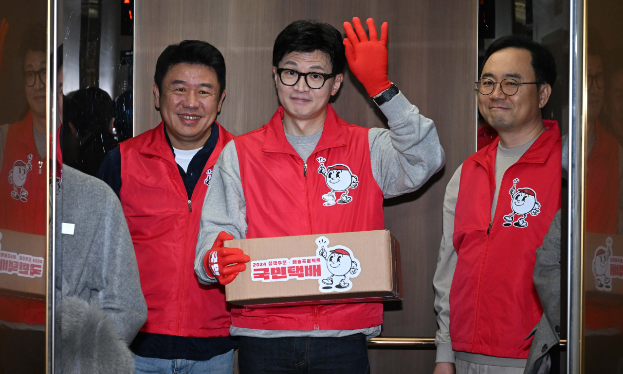 한동훈 국민의힘 비상대책위원장이 18일 강남구 중소기업 휴레이포지티브에서 총선 1호 공약 '일·가족 모두행복'을 배달하고 있다. 국민의힘은 이날 공약 발표를 한 위원장이 '택배 1호사원'으로 '국민택배 정책배송'을 하는 방식으로 진행했다. [연합]