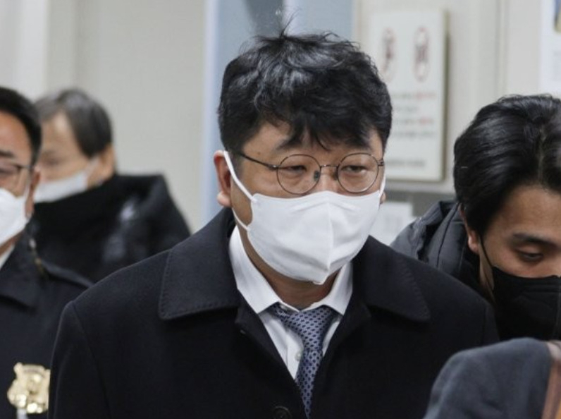 1000억원대 사기 혐의로 기소된 이정훈 전 빗썸코리아 이사회 의장이 지난해 1월 1심 선고 공판에 출석한 뒤 밖으로 나서고 있다. [연합]