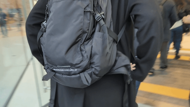애플 직원들이 애플 홍대 미디어 프리뷰 방문객을 환영하고 있다. 애플에는 새 매장을 개장하면 방문객에게 이처럼 환영 인사하는 것이 문화로 자리잡았다. [이영기 기자/20ki@]