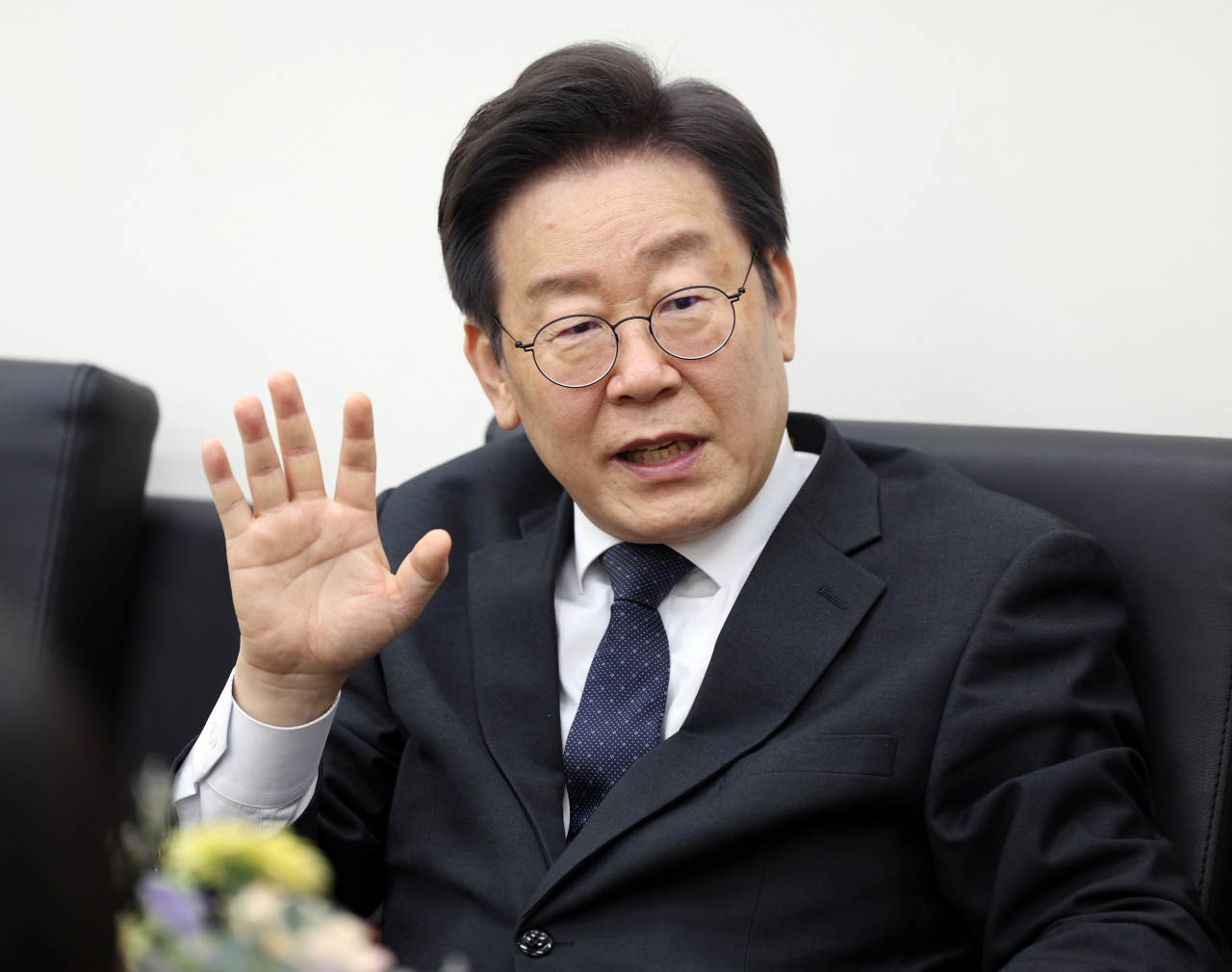 이재명 더불어민주당 대표가 18일 국회 당 대표실에서 부산 가덕도 피습 현장에 있었던 기자들과 차담회를 하고 있다. [연합]