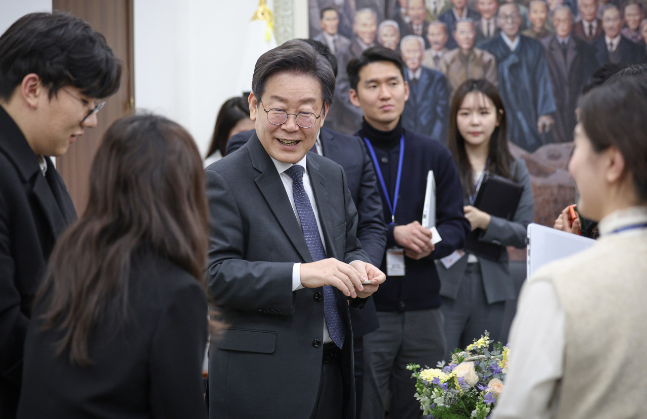 이재명 더불어민주당 대표가 18일 국회 당 대표실에서 부산 가덕도 피습 현장에 있었던 기자들과 차담회를 하고 있다. [연합]