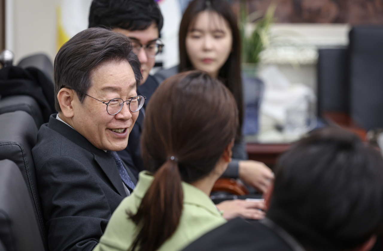 이재명 더불어민주당 대표가 18일 국회 당 대표실에서 부산 가덕도 피습 현장에 있었던 기자들과 차담회를 하고 있다. [연합]