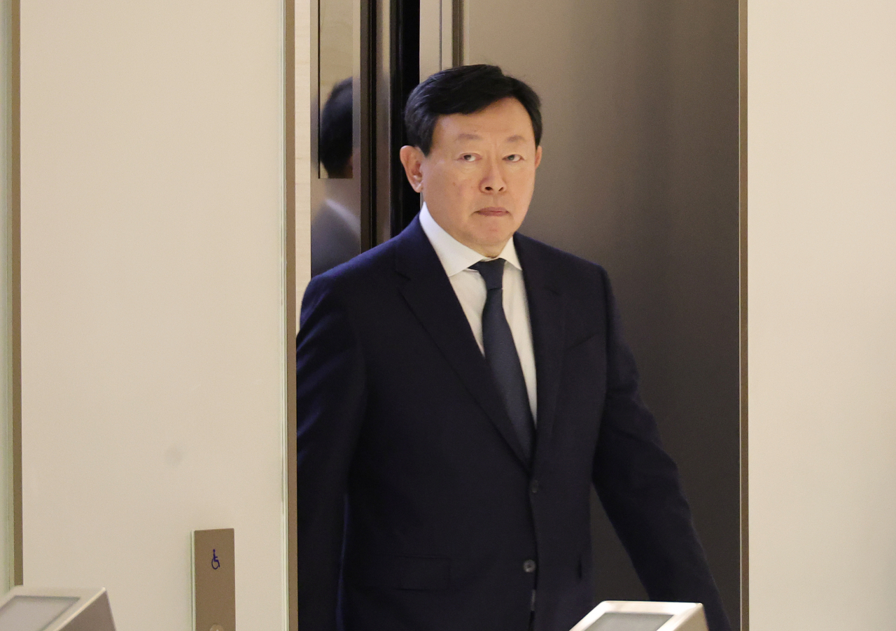 신격호 롯데 창업주 4주기를 하루 앞둔 18일 신동빈 롯데그룹 회장이 서울 송파구 롯데월드타워 1층에서 열린 신격호 명예회장 추모식에 참석하고 있다. [연합]